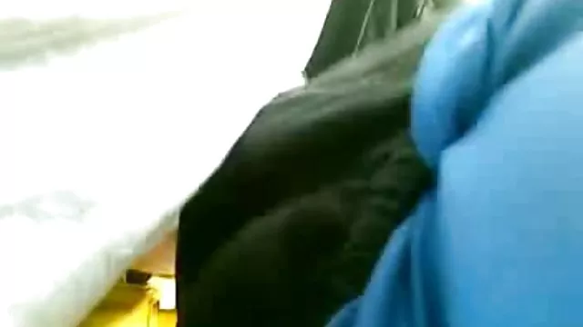 அனுபவம் வாய்ந்த மசாஜ் தெரபிஸ்ட் புண்டையை பிசைந்தார்