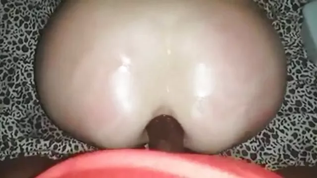 கடையின் கழிப்பறையில் பணத்திற்காக குதத்துடன் மூன்றுபேர்