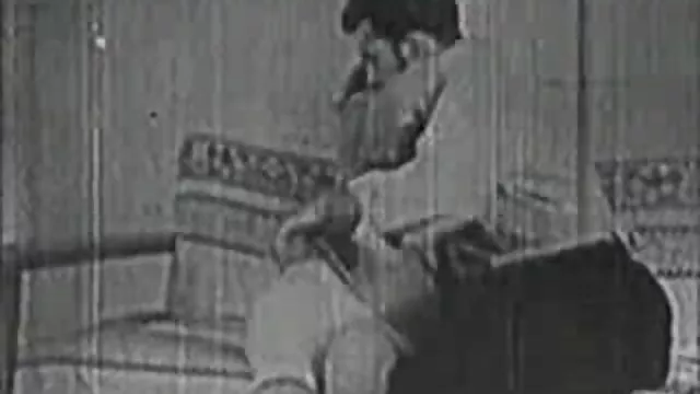 விரல்களால் ஒரு புள்ளியை உருவாக்கி, கழுதையில் அழகாக புணர்ந்தார்