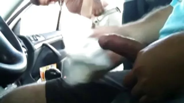ரெட்ஹெட் முக படகோட்டி எடுக்கிறது