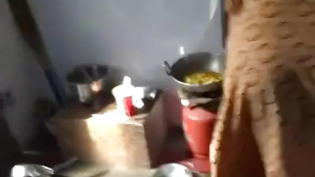 தட்டையான மார்புடைய ஜினா சலாஸ்கினா ஜிம்னாஸ்டிக்ஸில் மகிழ்ச்சியைக் காட்டுகிறது