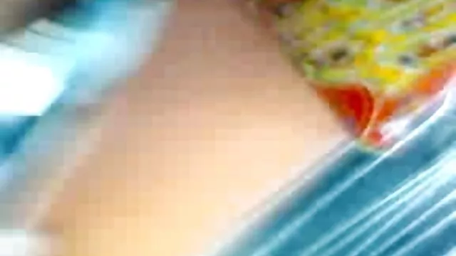 ஒரு பெண்ணின் திறந்த வாயில் நாசல்