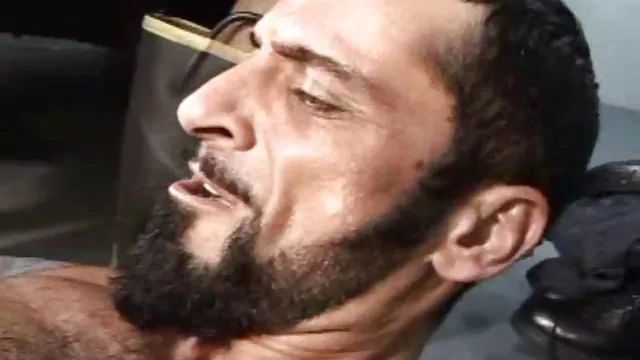 கவர்ச்சியான பரத்தையர் ஒரு நடிப்பில் ஆசனவாய் பிசைந்து