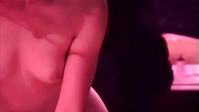 மார்பளவு பொன்னிற புதிய பேன்டிஹோஸில் முயற்சிக்கிறது