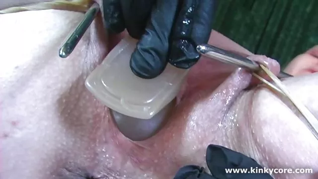 அதிர்வுடன் புண்டையை சுயஇன்பம் செய்தல்