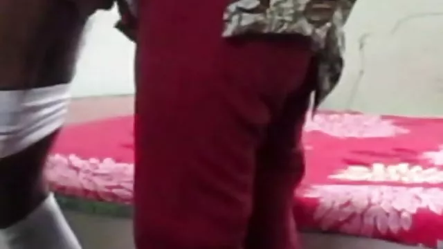 பொன்னிறம் குத மற்றும் க்ரீம்பி பெறுகிறது