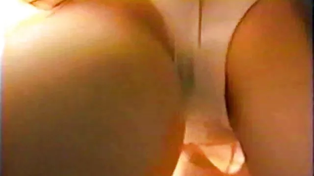 சிறிய மார்பகங்களைக் கொண்ட பெண் கஷ்டப்படுகிறாள்