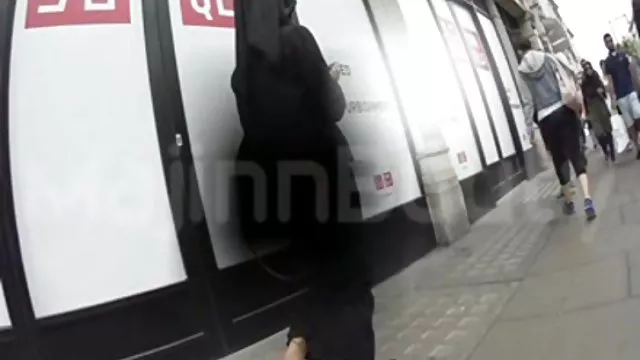 கொழுத்த பையன் லாராவை ஒரு துளைக்குள் தள்ளுகிறான்