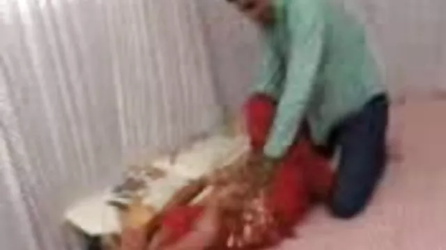 கொழுப்பு சேவல் துளையிடப்பட்ட குஞ்சு புற்றுநோயை துளையிடுகிறது