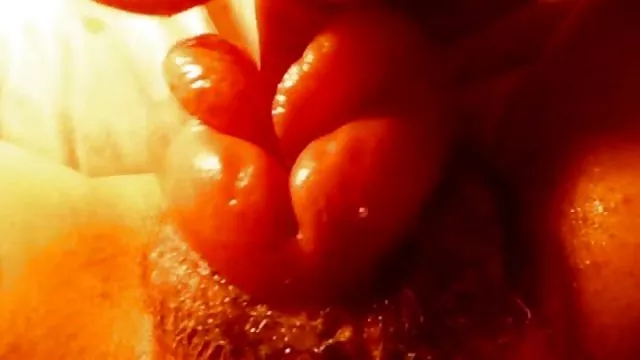 தான்யா ஸ்டாக்கிங்கில் இருந்து கால்களை பக்கங்களிலும் விரித்தார்