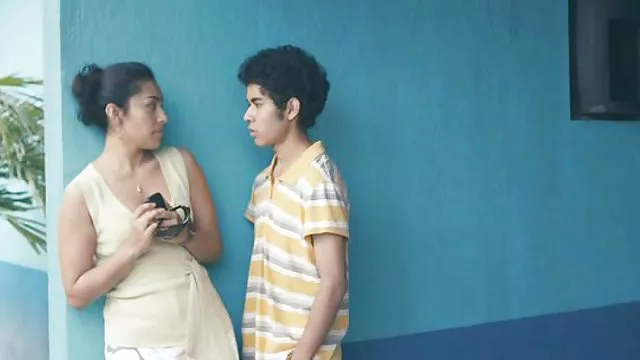 ஸ்வேட்டா தனது விரல்களை நிறுத்தாமல் விரல் விட்டு