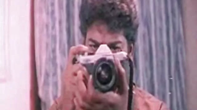 பேன்டிஹோஸில் குஞ்சு விரல் சேவல்
