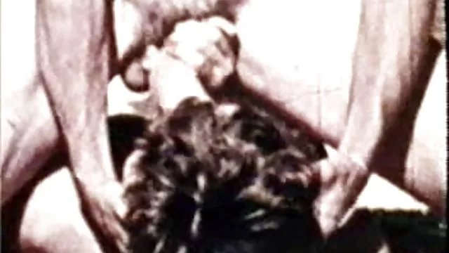 காதலன் தனது காதலியையும் அவளது மோசமான மம்மியையும் பிடிக்கிறான்