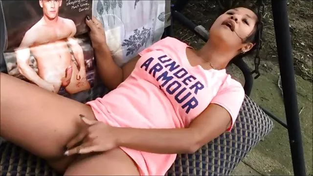 ஒரு இளம் அழகி கழுதை இரண்டு ஆண்கள் கடினமாக உள்ளது