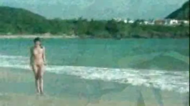 ஒரு பெண்ணை அவளது உள்ளாடைகளில் ஒரு துளை வழியாகப் பிடிக்கிறாள்