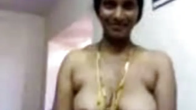 மாணவர் விளையாட்டுத்தனமான விரல்களை மறைக்கிறார்