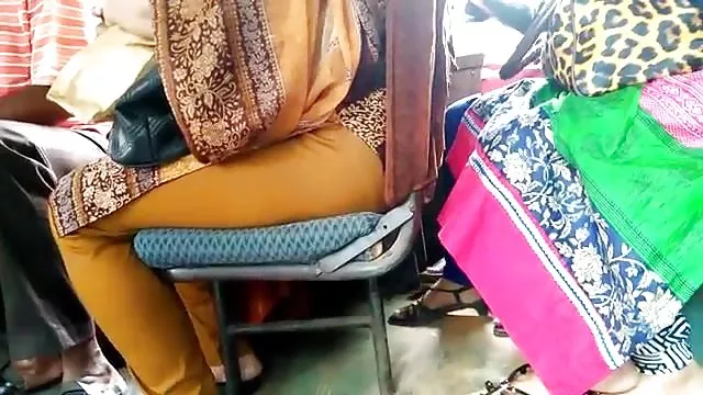 ஒரு உறுப்பினரின் மீது அமர்ந்திருக்கும் மனைவி ஒரு வீடியோவை உருவாக்க விரும்பி கேமராவை இயக்கினார்
