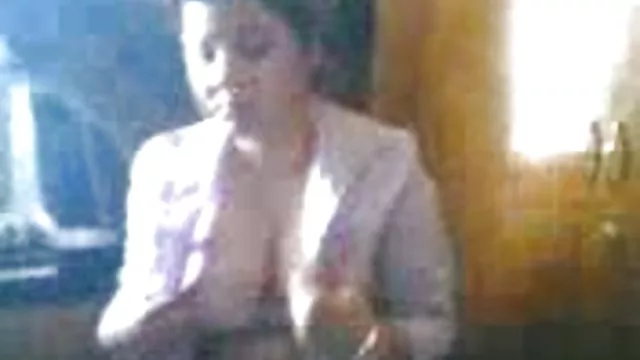 புதர்களில் பெரிய மார்பகங்களுடன் கூடிய கோடைகால குடிசை