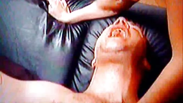 ஒரு அழகான அழகி மற்றும் முகத்தில் படகோட்டி