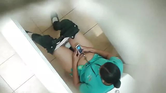 சிவப்பு ஹேர்டு பெண்ணுடன் காலை இடைவெளி