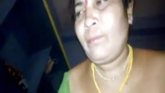 அவர் அதை வாயில் வைத்து, இர்காவை கழுதையில் பிடித்தார்