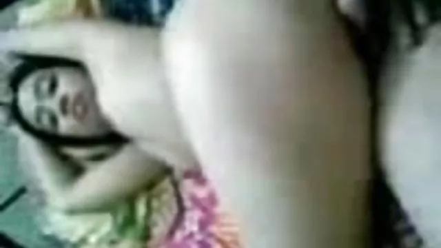ஒரு அழகான மெல்லிய பெண்ணிலிருந்து தனியா
