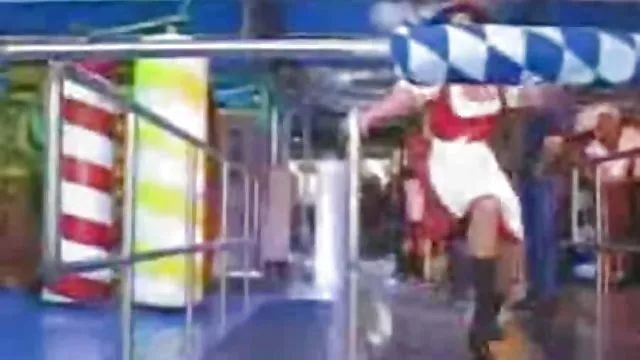 மறைக்கப்பட்ட கேமரா லென்ஸை காதலர்கள் தாக்கினர்