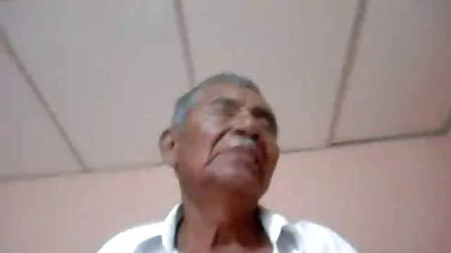 மெல்லிய நடனக் கலைஞர் நிர்வாணமாக நடனமாட விரும்புகிறார்
