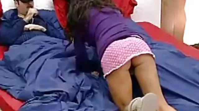 வயதான பொன்னிறத்துடன் கடினமான குத ஃபக்