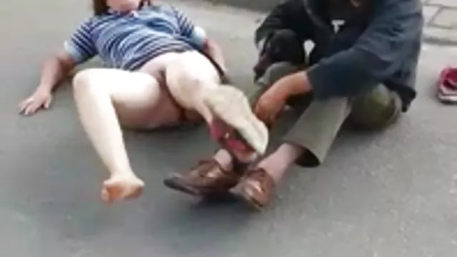 காரின் அருகே தனியா