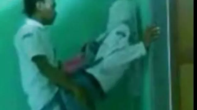 இளம் பெண் ஒரு பெரிய சேவல் சவாரி