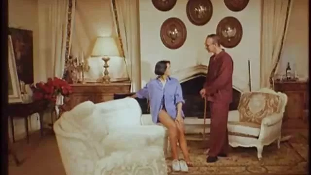 நல்ல பையன் ஒரு திறந்த புண்டையில் ஒரு விரலை வைத்தான்