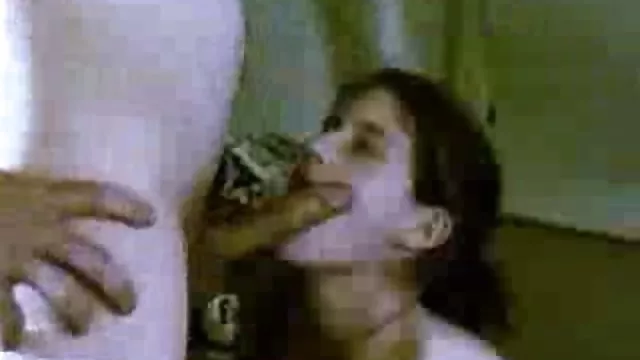 லெஸ்பியன் படுக்கையில் தங்கள் துணியைத் தடவினார்