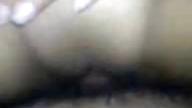 ஆண்பால் லெஸ்பியன் ஒரு பெண்ணை உடலுறவுக்கு கவர்ந்திழுக்கிறது