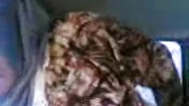 சமையலறை மேஜையில் இரண்டு லெஸ்பியன் அழகிகள்
