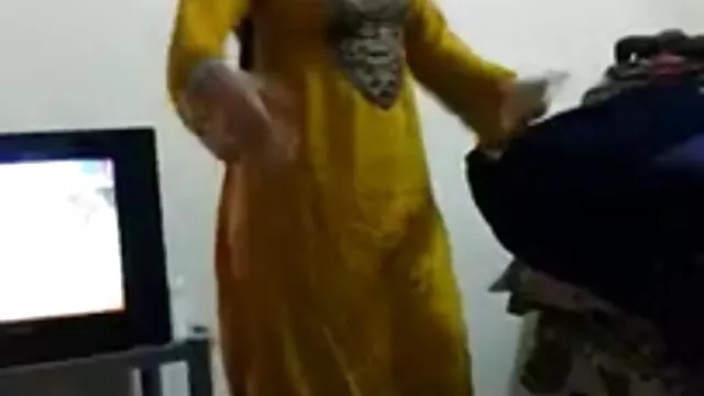 சோனியாவுக்கு ஆழமான குத கிடைக்கிறது