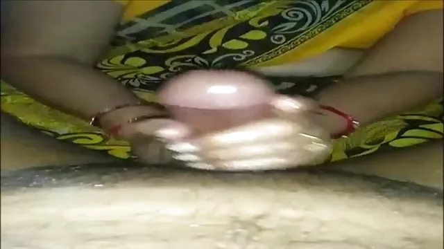 அழகான வயலெட்டா குதலுக்காக தனது பிட்டத்தை நீட்டுகிறது