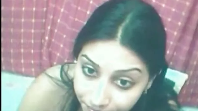 இரண்டு இளம் காதலர்கள் மெதுவாக படுக்கையில் விழுந்தார்கள்