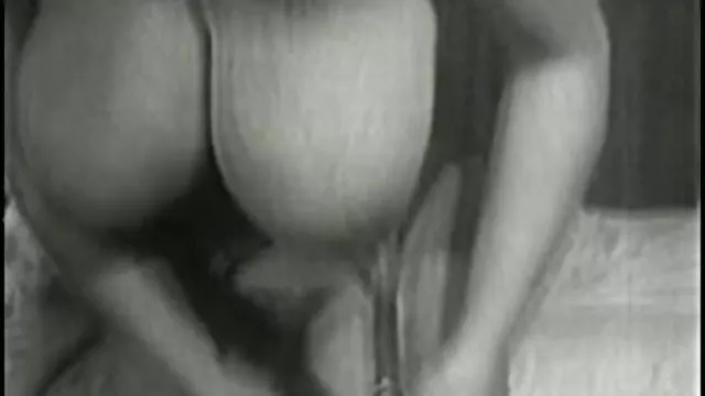 கருப்பு ஸ்ட்ராபன் அவளது குஞ்சைப் பிடித்தாள்
