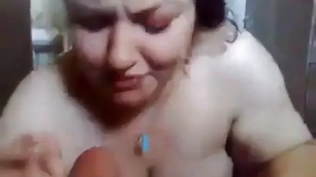 ஒரு கொழுத்த சேவலுடன் கழுதையில் சிக்கியது