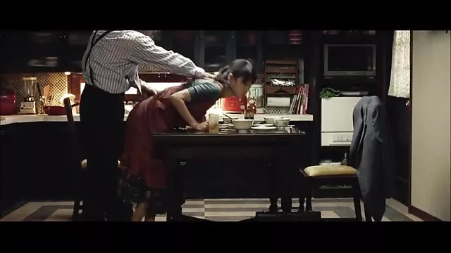 சம்பந்தப்பட்ட மக்கள் சுவரில் ஒரு துளை வழியாக குஞ்சுக்கு எட்டிப் பார்க்கிறார்கள்
