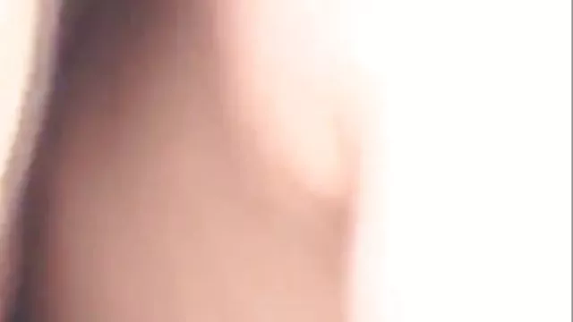 பெண் கலை விமர்சகர் மாணவர்களின் புண்டையை நாக்கால் கவ்வினார்
