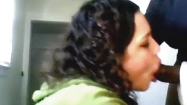பச்சை குத்தப்பட்ட சிவப்புநிற பெண்