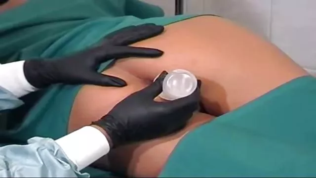 அவரது சேவலை வாயில் சூடேற்ற ஒரு பெண்ணை சந்தித்தார்
