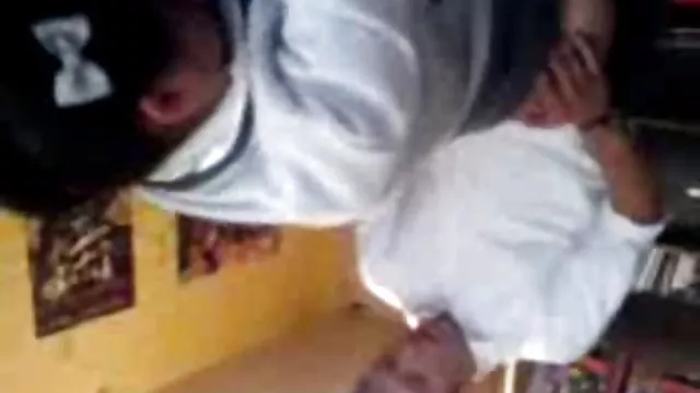 மனிதன் தனது மகளை குளியலறையில் வில்லுடன் இழுக்கிறான்
