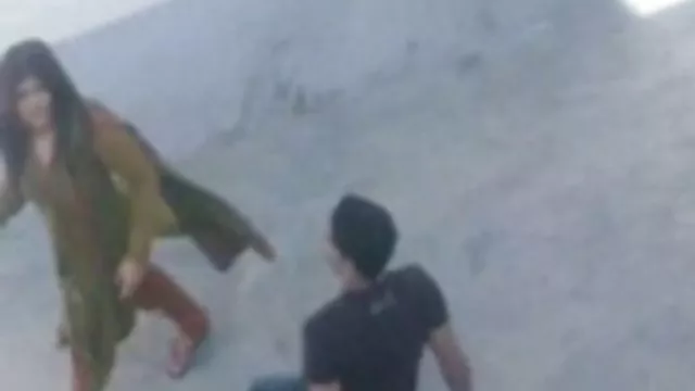 டிக் ஒரு தூங்கும் பையன் உறிஞ்சும்