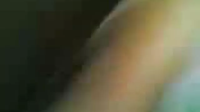 புற்றுநோயின் போஸில் ஆஸ் அழகி