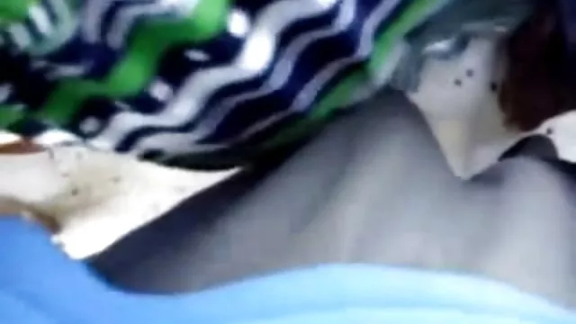 பொன்னிறம் நான்கு ஆண்களால் பிடிக்கப்படுகிறது
