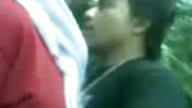 பால்கனியில் பொன்னிறத்தின் மேல் வளைந்தது