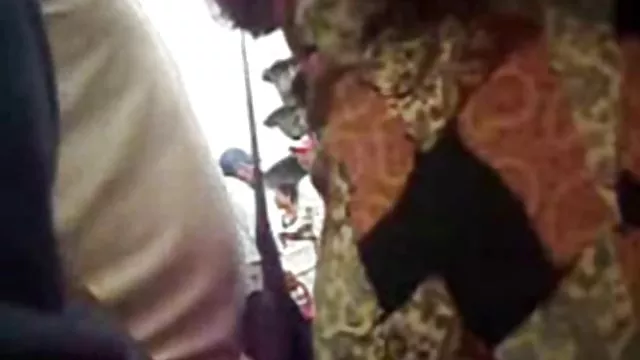 ஒரு பெஞ்சில் பொன்னிறம் புண்டையை சுயஇன்பம் செய்கிறது
